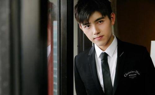 娱乐吃瓜博主陈飞宇,娱乐圈的“吃瓜”达人，揭秘明星幕后故事  第3张