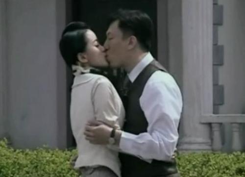 吻戏女演员爆料图片视频,吻戏幕后花絮，女演员亲述拍摄瞬间